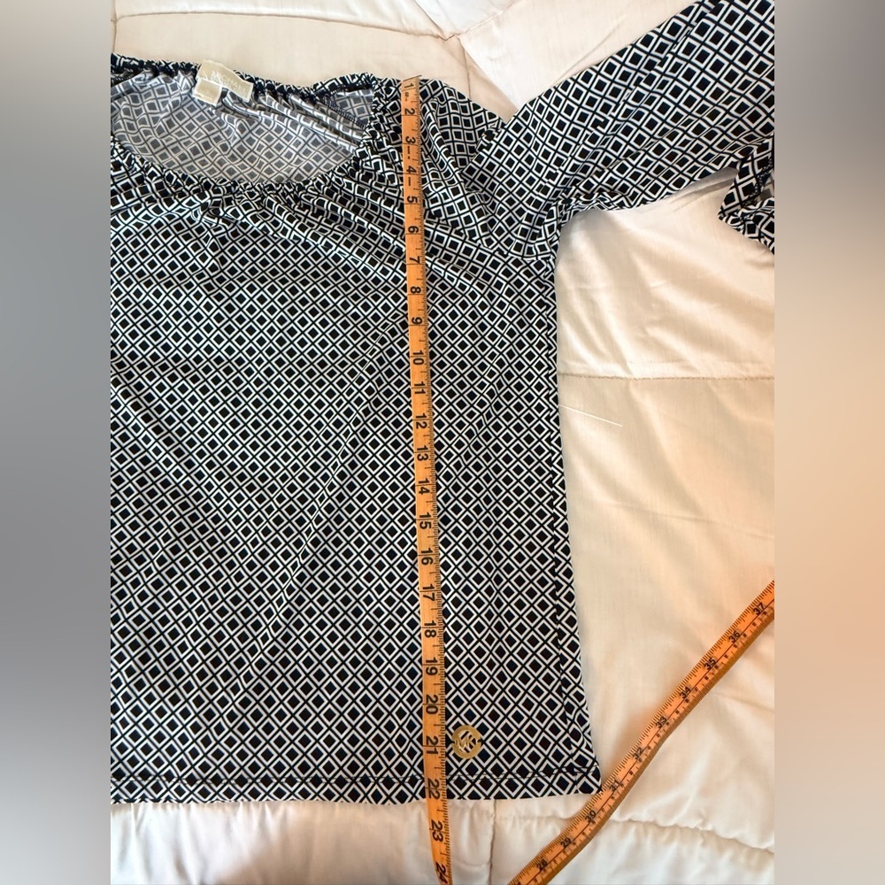 Michael Kors geometric chic preppy black white blouse 3/4 bell sleeves MK logo S - Picture 10 of 10